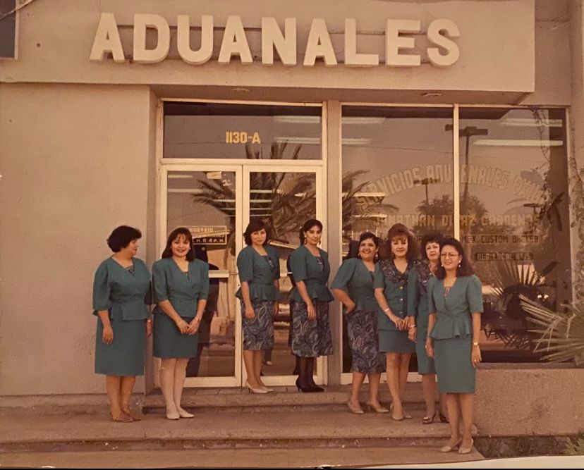 Equipo histórico de EXIMIN frente a una oficina aduanal